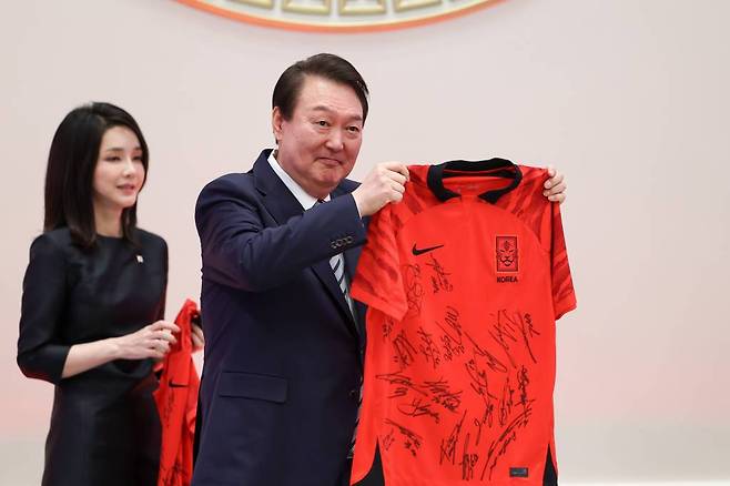 [서울=뉴시스] 윤석열 대통령과 부인 김건희 여사가 8일 청와대 영빈관에서 열린 카타르 월드컵 축구 국가대표팀 환영 만찬에서 손흥민, 이강인 선수에게 선물 받은 선수들의 친필 사인 유니폼을 들어보이고 있다. (사진=대통령실 제공) 2022.12.08. *재판매 및 DB 금지