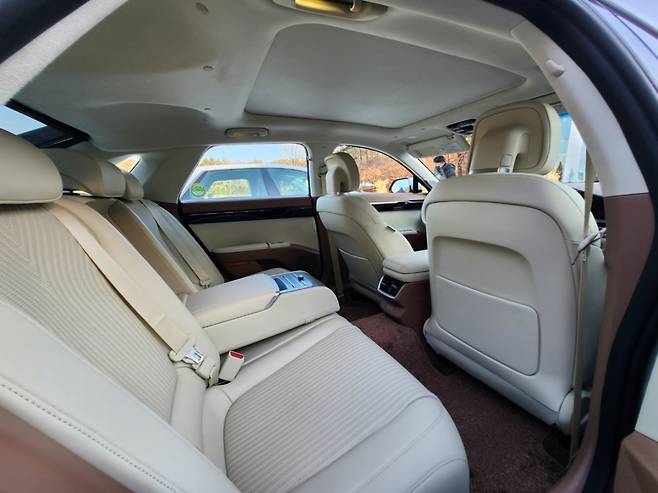 조수석을 뒤로 최대한 뺀 뒤 찍은 사진. 착석하면 레그룸은 충분하고 상당히 넓다. /사진=정한결 기자.