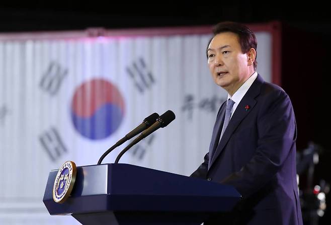 [서울=뉴시스] 전신 기자 = 윤석열 대통령이 5일 서울 삼성동 코엑스에서 열린 제59회 무역의날 기념식에서 축사하고 있다. 2022.12.05.