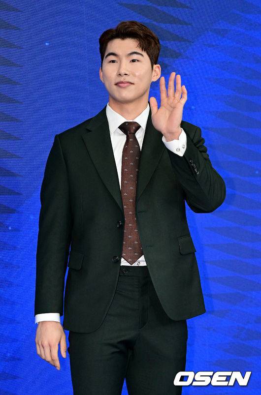 [OSEN=최규한 기자]키움 김혜성이 시상식에 참석해 레드카펫을 밟고 있다. 2022.12.09 / dreamer@osen.co.kr