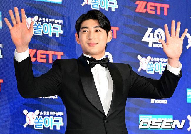 [OSEN=최규한 기자] 9일 오후 서울 삼성동 코엑스 오디토리움에서 ‘2022 신한은행 SOL KBO 골든글러브’ 시상식이 열렸다.키움 이정후가 시상식에 참석해 레드카펫을 밟고 있다. 2022.12.09 / dreamer@osen.co.kr