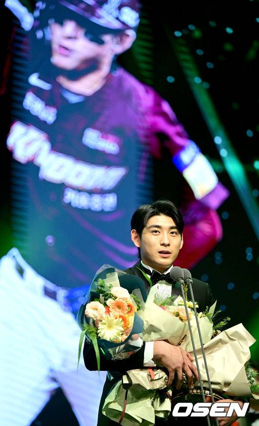 [OSEN=최규한 기자] 9일 오후 서울 삼성동 코엑스 오디토리움에서 ‘2022 신한은행 SOL KBO 골든글러브’ 시상식이 열렸다.외야수 골든글러브를 거머쥔 키움 이정후가 소감을 전하고 있다. 2022.12.09 / dreamer@osen.co.kr