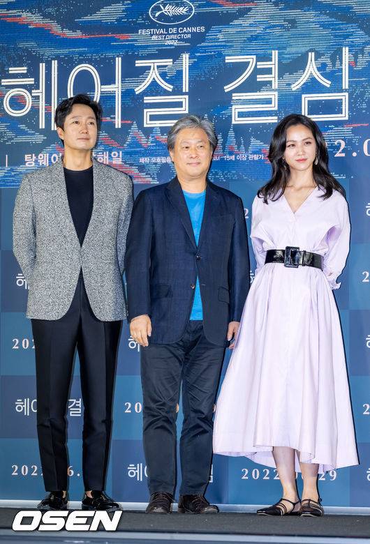 [OSEN=민경훈 기자]무대 위에서 박찬욱 감독과 배우 박해일과 탕웨이가 포토타임을 갖고 있다. 2022.06.21 /rumi@osen.co.kr