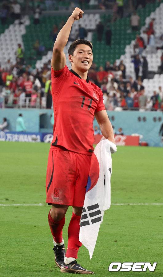 [OSEN=알 라이얀(카타르), 박준형 기자]경기를 마치고 역전골을 작렬시킨 황희찬이 팬들에게 인사하고 있다. 2022.12.02 /&nbsp;soul1014@osen.co.kr