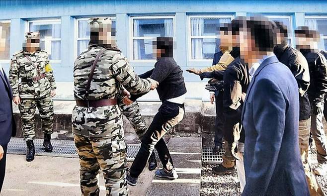 지난 7월 12일 통일부가 2019년 11월 판문점에서 탈북어민 2명을 북송하던 사진을 공개했다. 통일부 제공
