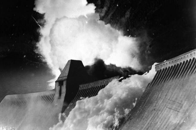 2차대전 당시 영국 공군 617비행대대의 활약상을 그린 영화 ‘댐버스터’(1955)의 한 장면. 영국 폭격기가 투하한 폭탄에 맞은 독일 루르강의 댐이 와르르 무너지고 있다. SNS 캡처