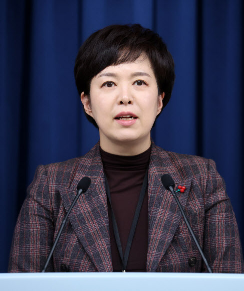 현안 브리핑하는 김은혜 홍보수석 - 김은혜 대통령실 홍보수석이 2일 오후 서울 용산 대통령실 청사에서 화물연대 파업 등 현안 관련 브리핑을 하고 있다. 2022.12.2 연합뉴스