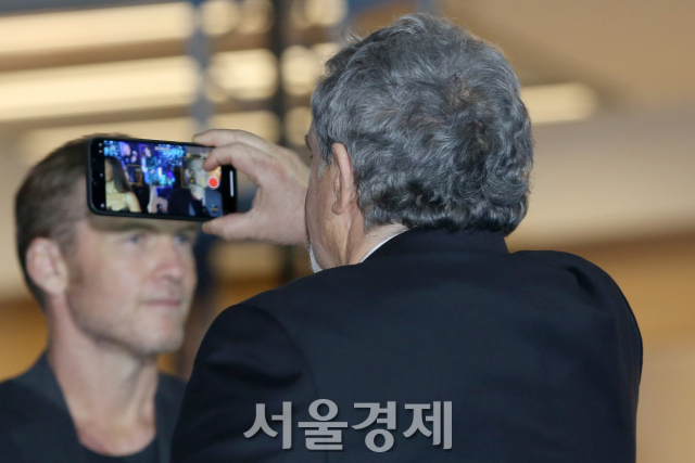 존 랜도 프로듀서가 9일 오후 서울 영등포구 영등포 타임스퀘어에서 열린 영화 '아바타: 물의 길' 블루카펫에서 기념 촬영을 하고 있다. / 사진=김규빈 기자.
