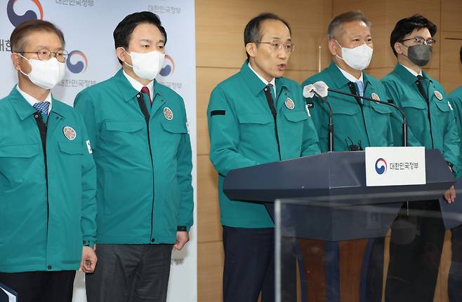 추경호 부총리 겸 기획재정부 장관이 12월8일 정부서울청사 브리핑실에서 철강ㆍ석유화학 업무개시명령 발동에 대한 브리핑을 하고 있다. 이날 브리핑에는 원희룡 국토교통부 장관과 한동훈 법무부 장관, 이상민 행안부 장관, 이창양 산업통상자원부 장관, 이정식 고용노동부 장관, 이영 중소벤처기업부 장관, 조승환 해양수산부 장관, 윤희근 경찰청장이 참석했다. ⓒ 연합뉴스