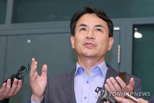 김진태 강원도지사가 지난 10월 27일 오후 인천국제공항 제1여객터미널을 통해 귀국한 뒤 보증 채무 이행과 관련된 견해를 밝히고 있다. [연합뉴스 자료 사진]