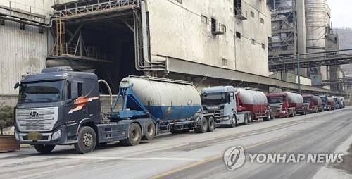 한일시멘트 단양공장 앞 길게 늘어선 BCT (단양=연합뉴스) 권정상 기자 = 9일 오전 화물연대의 파업 종료 찬반투표가 진행 중인 가운데 한일시멘트 단양공장 출하문 앞 도로에 시멘트를 실으려는 벌크시멘트트레일러(BCT)가 길게 늘어서 있다. 2022.12.9