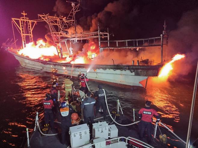 9일 오후 9시 30분께 충남 보령 삽시도 부근을 항해하던 24톤 어선에 불이 나 진압하고 있는 모습. (보령해경 제공)/뉴스1