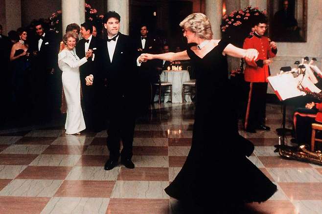 1985년 영국 찰스 왕세자 부부를 위한 만찬에서 다이애나 왕세자비(오른쪽)가 배우 존 트라볼타(왼쪽)와 춤추는 모습. 로널드 레이건 대통령 도서관 홈페이지