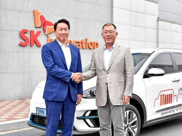 정의선(오른쪽) 현대자동차그룹 회장과 최태원(왼쪽) SK그룹 회장이 기아차 니로EV 앞에서 악수하고 있다. 현대자동차·SK 제공