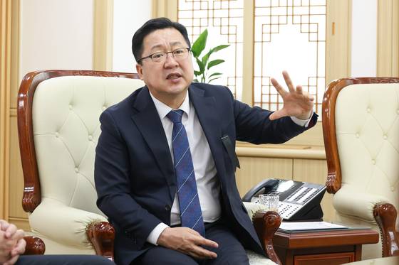 이장우 대전시장은 “1월 중 대전에서 실내 마스크 착용 의무를 풀겠다”고 밝혔다.