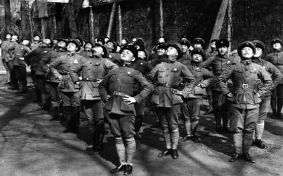 훈련 중인 중국 소년병. 긴 호흡과 태양 응시로 일과를 시작했다. [사진 김명호]