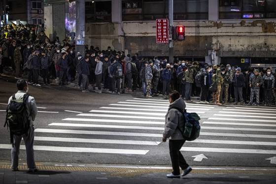 9일 새벽 인력사무소가 몰려있는 서울 구로구 남구로역 부근에 하루 일당을 벌기 위해 일거리를 찾는 일용직 노동자들이 모여 있다. 정준희 기자
