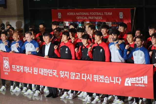 12년 만의 월드컵 16강 진출을 이룬 한국 축구대표팀이 7일 오후 인천국제공항을 통해 귀국, 기념 촬영하고 있다. / 사진=연합뉴스