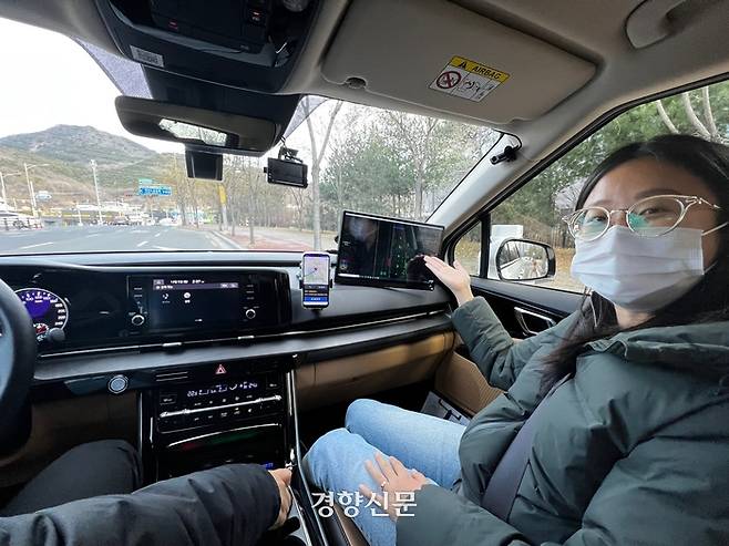 현승화 오토노머스에이투지(a2z) 컨소시엄 매니저가 주행 중인 ‘달구벌 자율차’ 안에서 자율주행에 관해 설명하고 있다. 백경열 기자