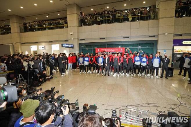 2022 카타르 월드컵에서 16강 진출을 이룬 한국 축구대표팀이 7일 오후 인천 중구 인천국제공항 제1여객터미널을 통해 귀국해 환영행사를 갖고 있다. 임형택 기자