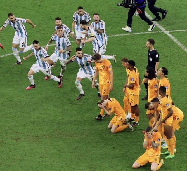 아르헨티나 축구대표팀 선수들이 10일 카타르 루사일 스타디움에서 열린 월드컵 8강전에서 승부차기 혈투 끝에 네덜란드를 꺾고 환호하고 있다. AFP 연합뉴스