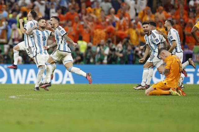아르헨티나 축구대표팀 선수들이 10일 카타르 루사일 스타디움에서 열린 월드컵 8강전에서 승부차기 혈투 끝에 네덜란드를 꺾고 환호하고 있다. AFP 연합뉴스