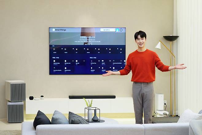 [서울=뉴시스]삼성전자 모델이 삼성 디지털프라자 용인구성본점에서 스마트싱스(SmartThings) 기반 홈 IoT 솔루션을 적용한 스마트 아파트 서비스를 소개하고 있다. (사진 = 삼성전자) 2022.11.9. photo@newsis.com  *재판매 및 DB 금지