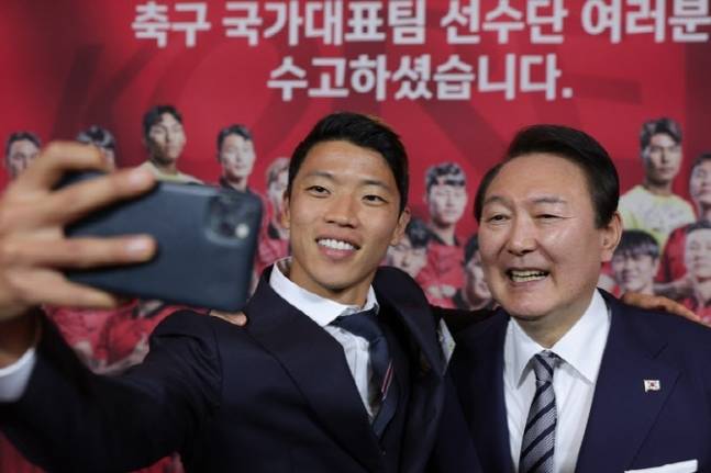 황희찬 선수(오른쪽)가 윤석열 대통령의 어깨 위에 손을 올린 채 ‘셀카’를 찍고 있다. 대통령실 제공