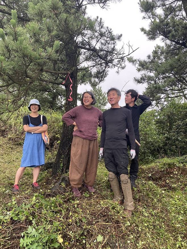 안은주 제주올레 대표(왼쪽 두번째)가 지난해&nbsp;봄&nbsp;탐사팀과&nbsp;올레길 4코스를 정비하며 이야기를 나누고 있다. 제주올레 제공