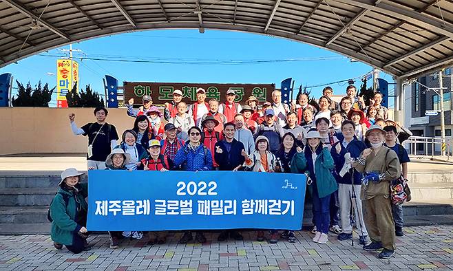 지난달 안은주 제주올레 대표 등을 포함,&nbsp;몽골, 규슈, 미야기올레에서 온 자매의 길 관계자들이 올레길 11코스를 함께 걷기 전 출정식하는 모습.&nbsp;제주올레 제공