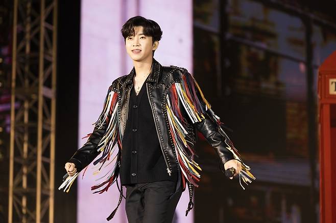 가수 임영웅이 10일 서울 구로구 고척 스카이돔에서 열린 전국투어 콘서트 ‘아임 히어로(IM HERO)’ 서울 앙코르 공연에서 무대를 선보이고 있다. 사진 제공 물고기 뮤직