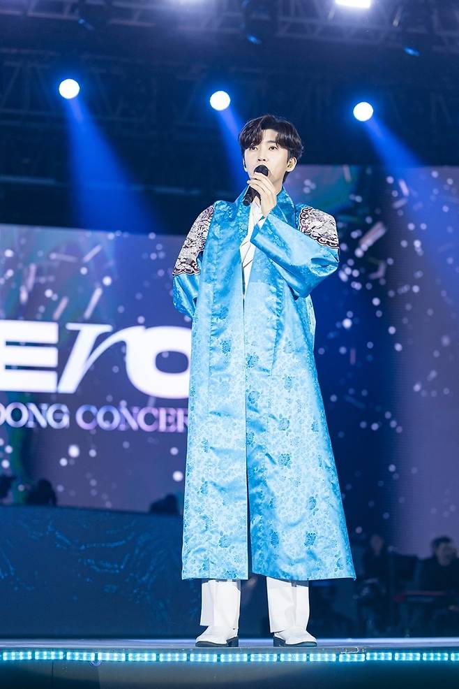 가수 임영웅이 10일 서울 구로구 고척 스카이돔에서 열린 전국투어 콘서트 ‘아임 히어로(IM HERO)’ 서울 앙코르 공연에서 무대를 선보이고 있다. 사진 제공 물고기 뮤직