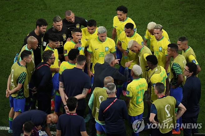 크로아티아전에서 선수들에게 지시하는 치치 브라질 축구대표팀 감독. [AP=연합뉴스]