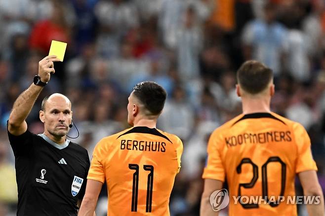 옐로카드를 펼친 주심 [AFP=연합뉴스]