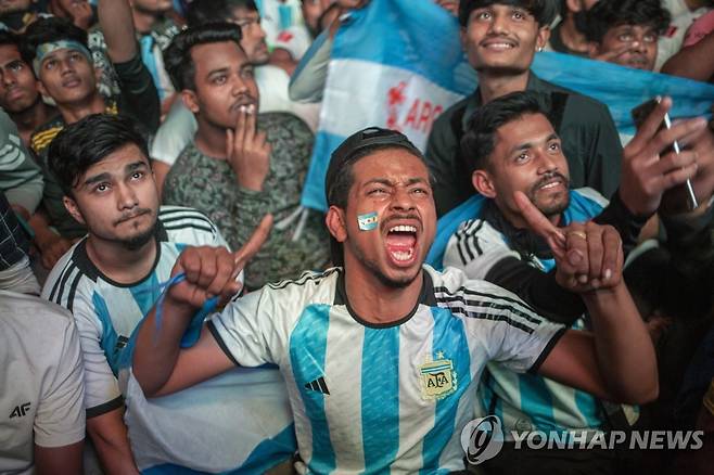 방글라데시 축구 팬들이 다카 시내에 모여 아르헨티나를 응원하는 모습.  [EPA=연합뉴스]