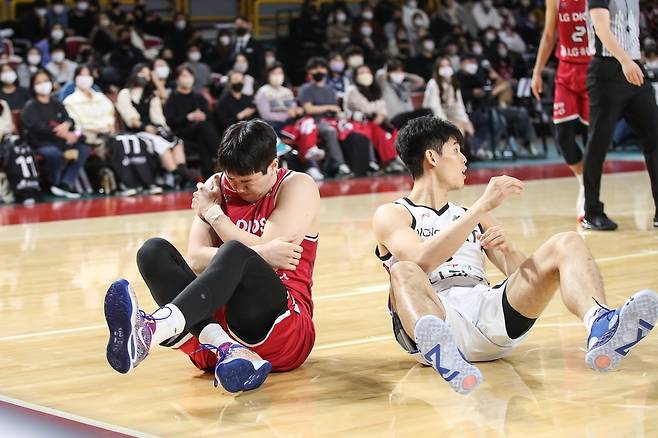 프로농구 LG 김준일(왼쪽)과 kt 하윤기. [KBL 제공. 재판매 및 DB 금지]