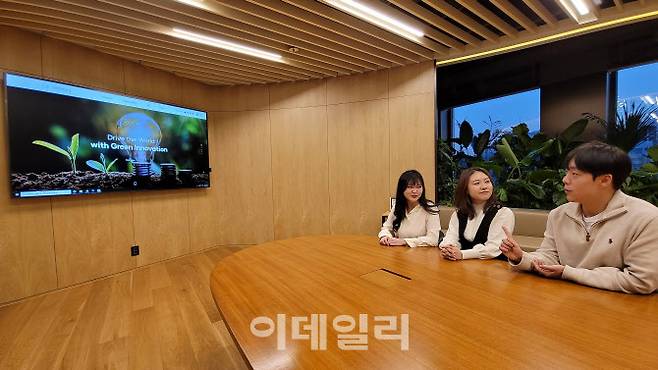 SK이노베이션 구성원들이 서울 종로구 SK서린빌딩에서 SK이노베이션의 새 홈페이지를 보고 있다.