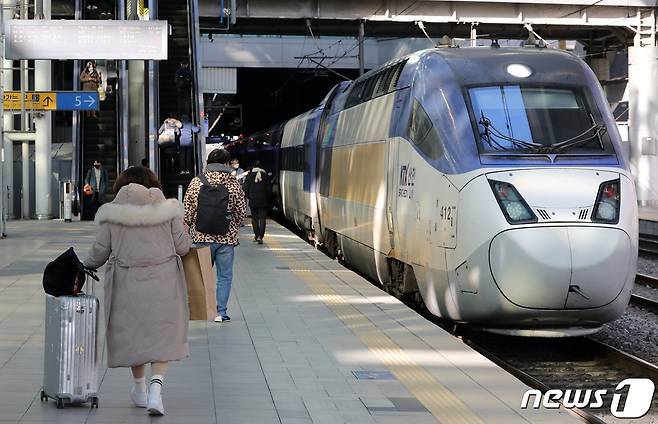 서울역에서 시민들이 열차를 이용하고 있다.(사진은 기사내용과 관련없음) ⓒ News1 박세연 기자