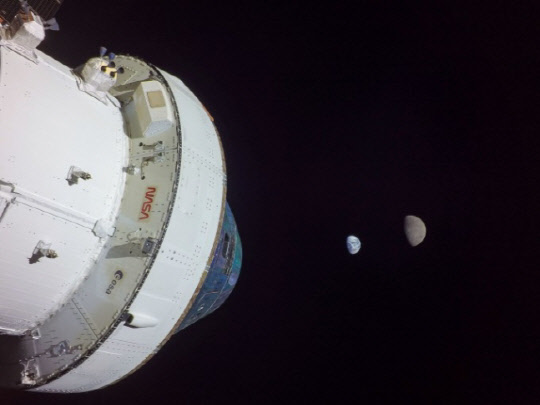 오리온 우주선이 촬영한 지구와 달 모습



NASA 제공