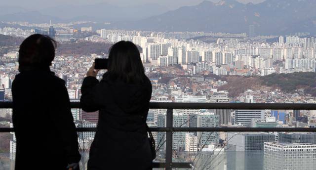 8일 오후 서울 남산에서 바라본 아파트 단지. 뉴스1