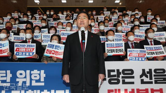 주호영 국민의힘 원내대표가 11일 국회 로텐더홀 계단에서 이상민 행정안전부 장관 해임처리안 강행 처리와 관련해 규탄 발언을 하고 있다. 오대근 기자