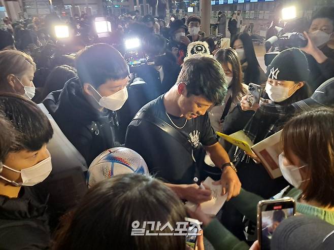 황희찬이 출국 전 팬들의 사인 요청에 응하고 있다. 인천공항=김영서 기자