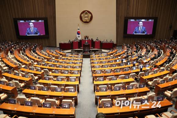 윤석열 대통령이 국회 본회의장에서 시정연설을 하고 있다. [사진=김성진 기자]