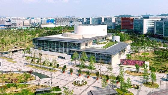 LG아트센터 외관. 왼쪽엔 서울식물원이 있고 뒷편에는 LG사이언스파크가 있다. [사진 LG]