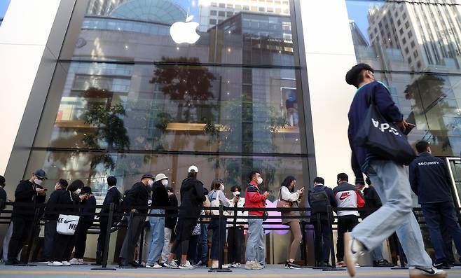 Apple's Myeong-dong store (Lee Sang-sub/The Korea Herald)