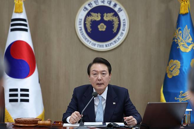 President Yoon Suk-yeol holds a weekly Cabinet meeting at the presidential office on Nov. 29, 2022. (Yonhap)