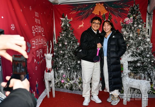 11일 서울 성북구 성북천 분수마루에서 열린 제11회 유러피언 크리스마스 마켓에서 한 커플이 기념촬영을 하고 있다.