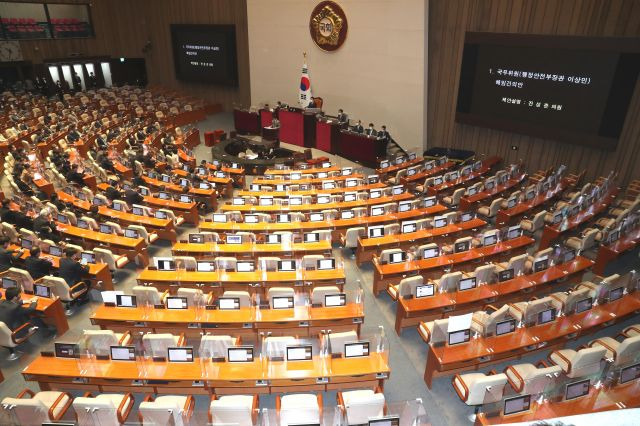 더불어민주당 진성준 원내수석부대표가 11일 오전 서울 여의도 국회에서 열린 본회의에서 국민의힘 의원들이 퇴장한 가운데 이상민 행정안전부 장관 해임 건의안 제안설명을 하고 있다. 연합뉴스