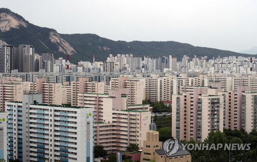 연내 마지막 부동산 규제 완화 대책인 '임대사업자 부활' 발표를 앞두고 전셋값 급락으로 정부의 고심이 깊어지고 있다. 사진은 서울 노원구 아파트 전경. 【연합뉴스】