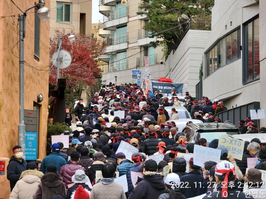 서울 강남구 대치동 은마아파트 주민들이 지난 11월부터 정의선 현대자동차그룹 회장의 한남동 자택 앞으로 몰려가 수도권 광역급행철도(GTX)-C 노선 변경을 요구하며 시위하고 있다. 현대차그룹은 GTX-C 노선 건설사업 우선협상대상자인 현대건설의 주주회사다. /사진=독자 제공